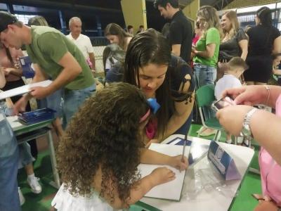 Noite de AutÃ³grafos dos alunos do Jardim 2 da Escola AluÃ­sio Maier foi um verdadeiro sucesso